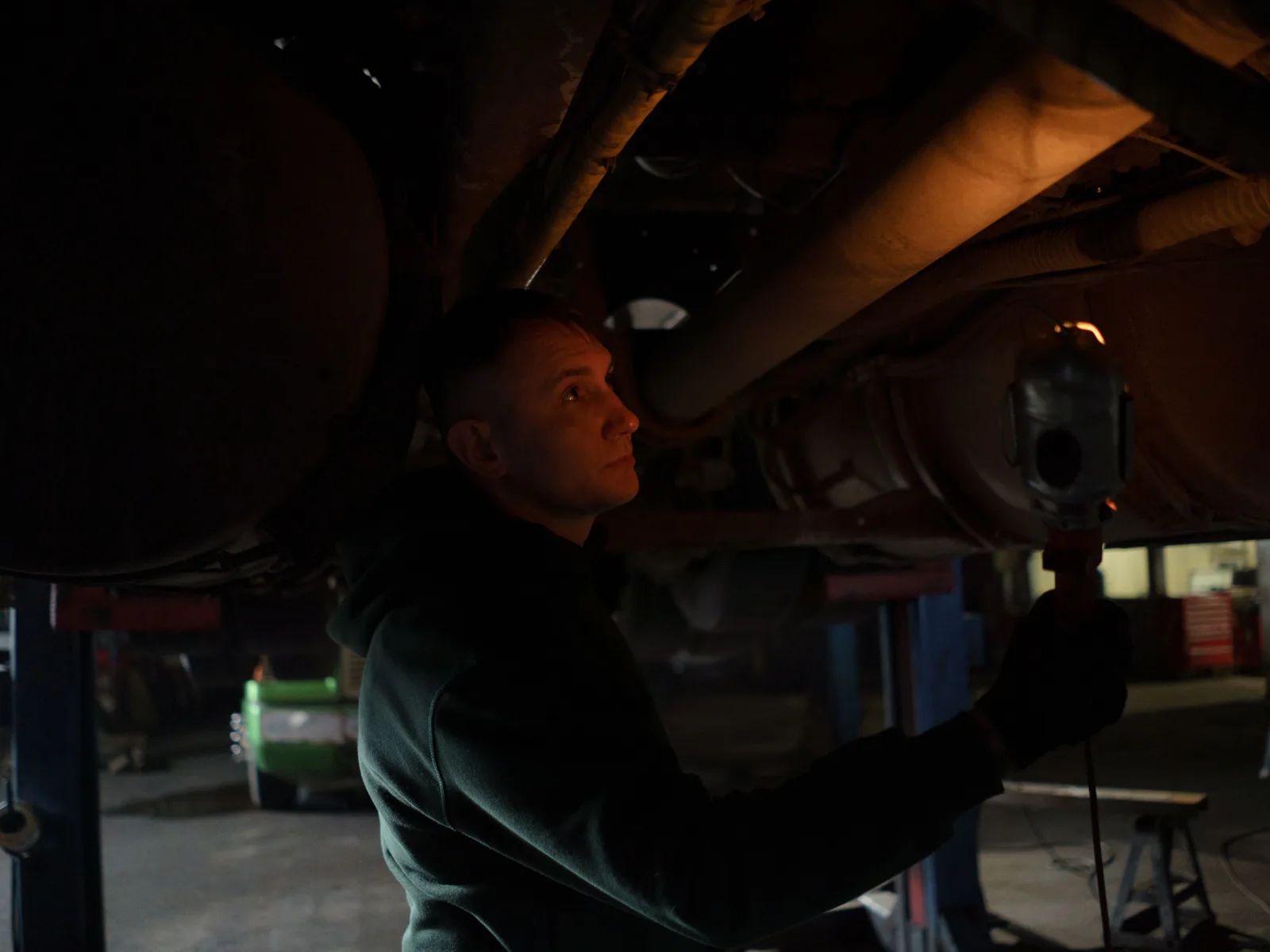 Inspection du dessous de caisse à la lampe avant la revente